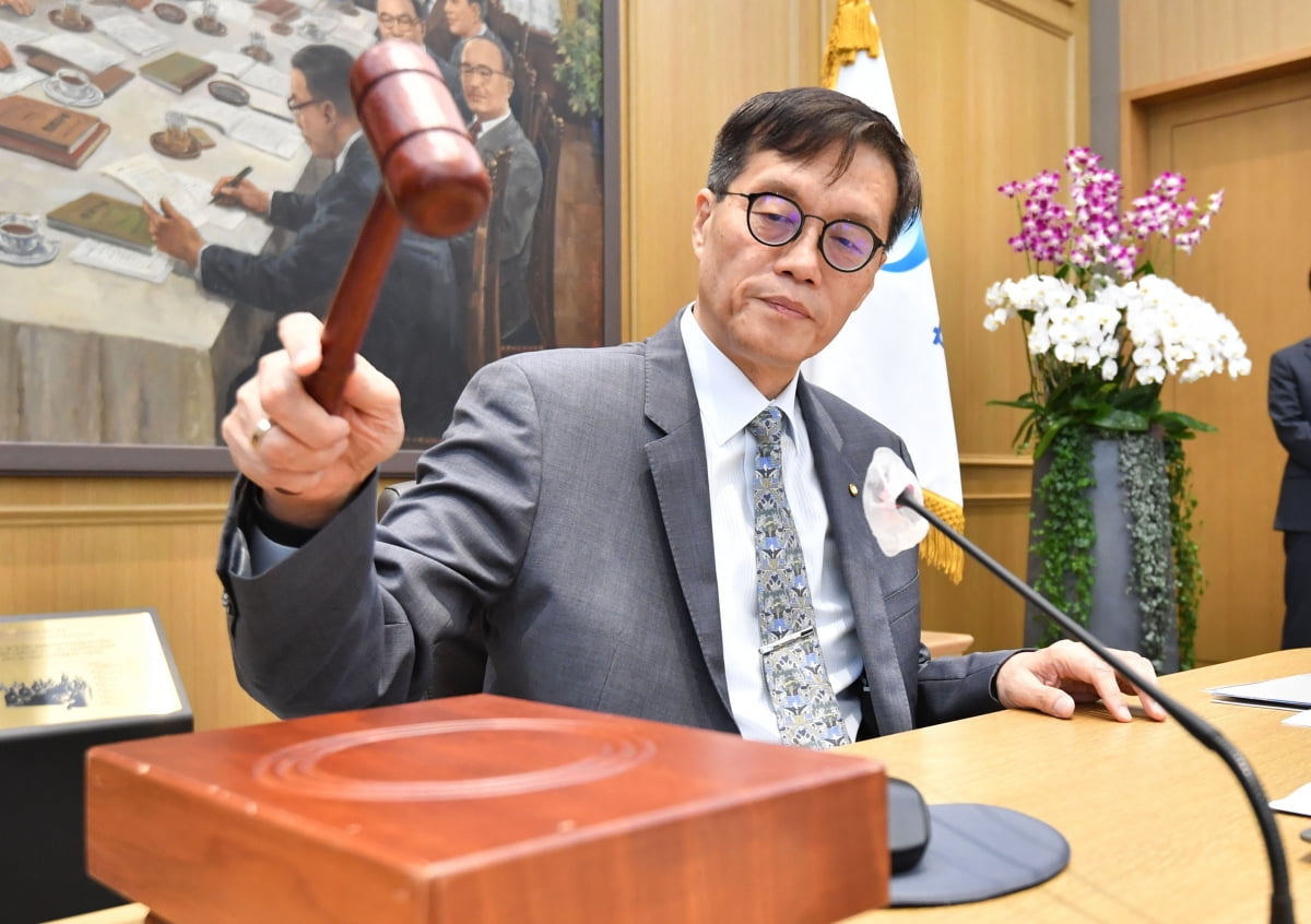 이창용 한국은행 총재가 24일 서울 중구 한국은행에서 열린 금융통화위원회를 주재하며 의사봉을 두드리고 있다. /사진=연합뉴스