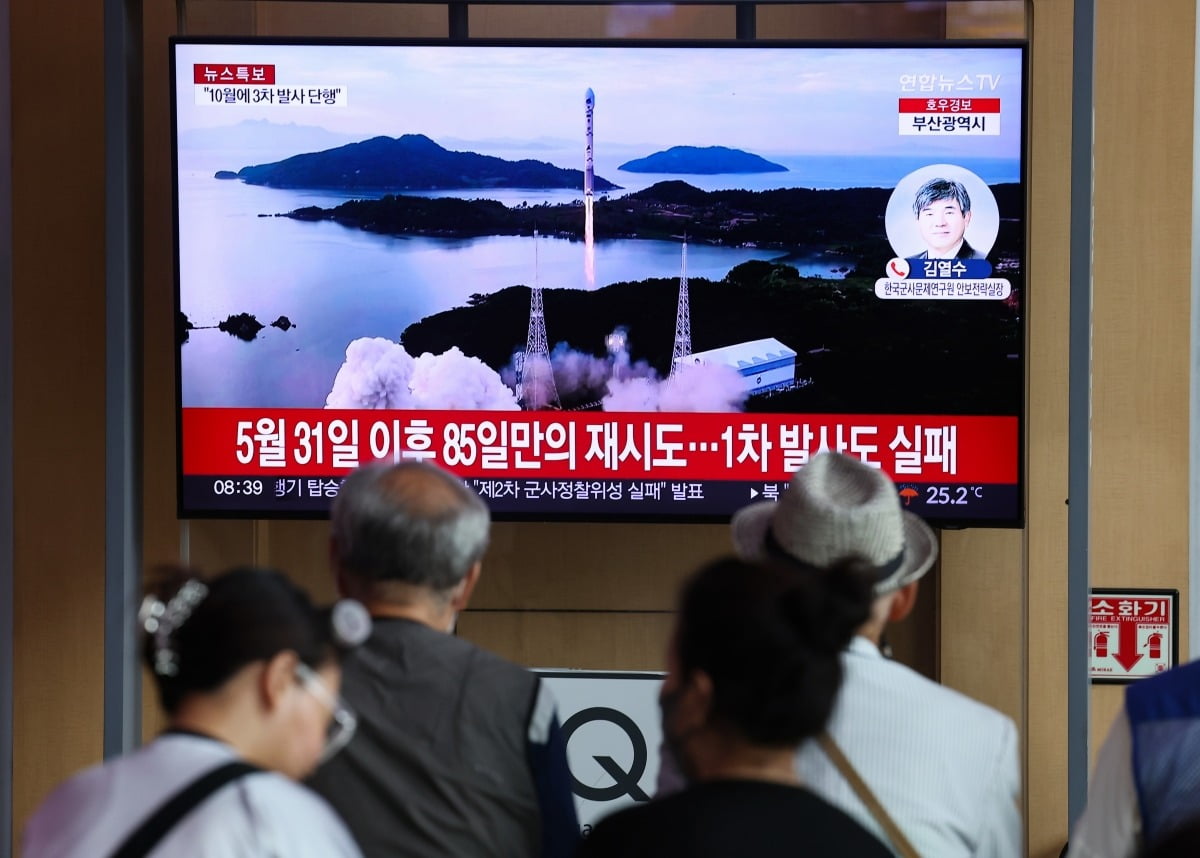 북한이 24일 오전 정찰위성을 탑재한 우주발사체를 발사했으나 실패했다고 발표했다. 사진은 이날 오전 서울역 대합실에서 관련 뉴스가 방송되고 있는 모습. /사진=연합뉴스