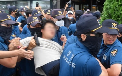 [속보] "오염수 방류 반대"…일본대사관 진입시도 대학생 16명 체포