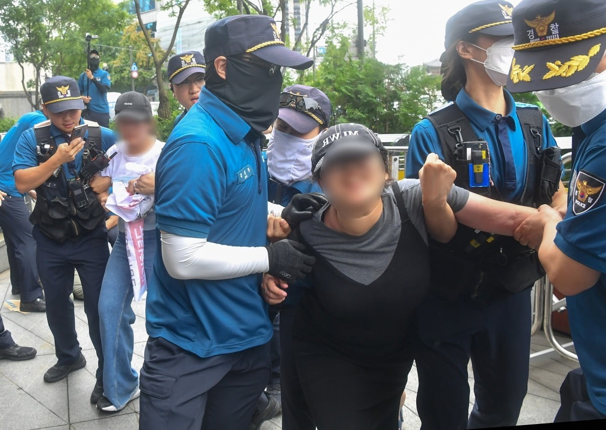 24일 오후 서울 종로구 주한 일본대사관 앞에서 후쿠시마 오염수 방류에 반대하며 대사관 진입을 시도하던 대학생들이 경찰에 연행되고 있다. 사진=연합뉴스