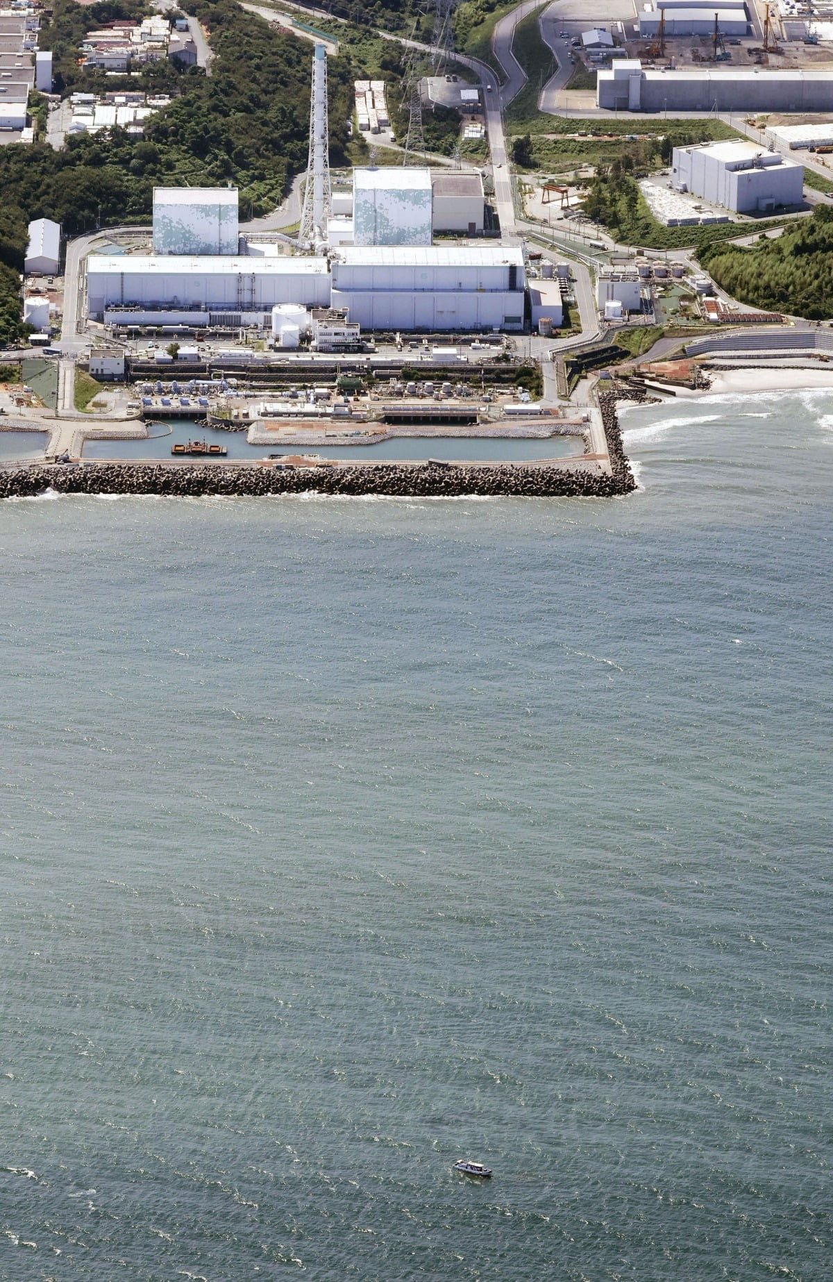 지난 24일 오후 오염수(일본 정부 명칭 '처리수') 해양 방류를 시작한 후쿠시마 제1원자력발전소 모습 /사진=연합뉴스