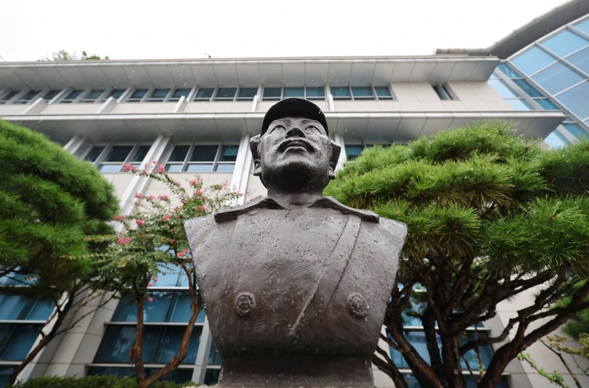 국방부가 육군사관학교 교내뿐 아니라 국방부 청사 앞에 설치된 고(故) 홍범도 장군 카지노 해외에 대해서도 필요시 이전을 검토하고 있다고 밝힌 28일 서울 용산구 국방부 청사 앞에 설치된 고 홍범도 장군 카지노 해외 모습. 사진=연합뉴스