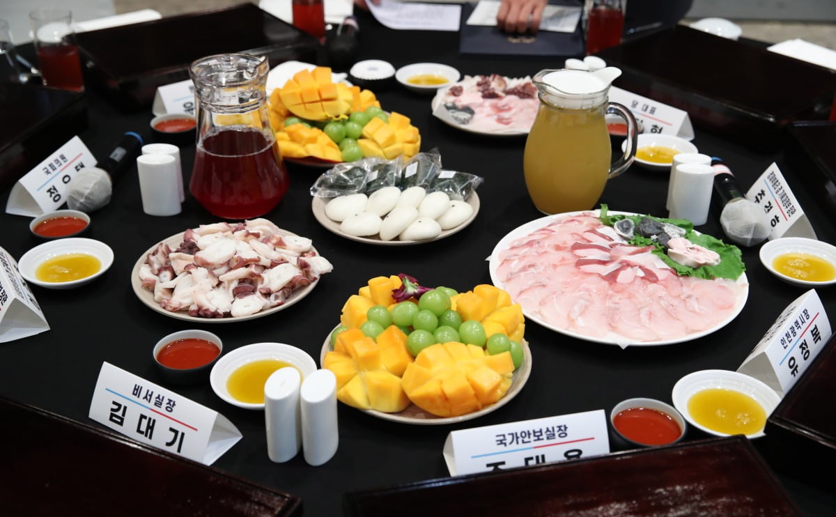 28일 인천에서 열린 국민의힘 연찬회 만찬 테이블에 생선회와 문어가 놓여 있다. / 사진=연합뉴스