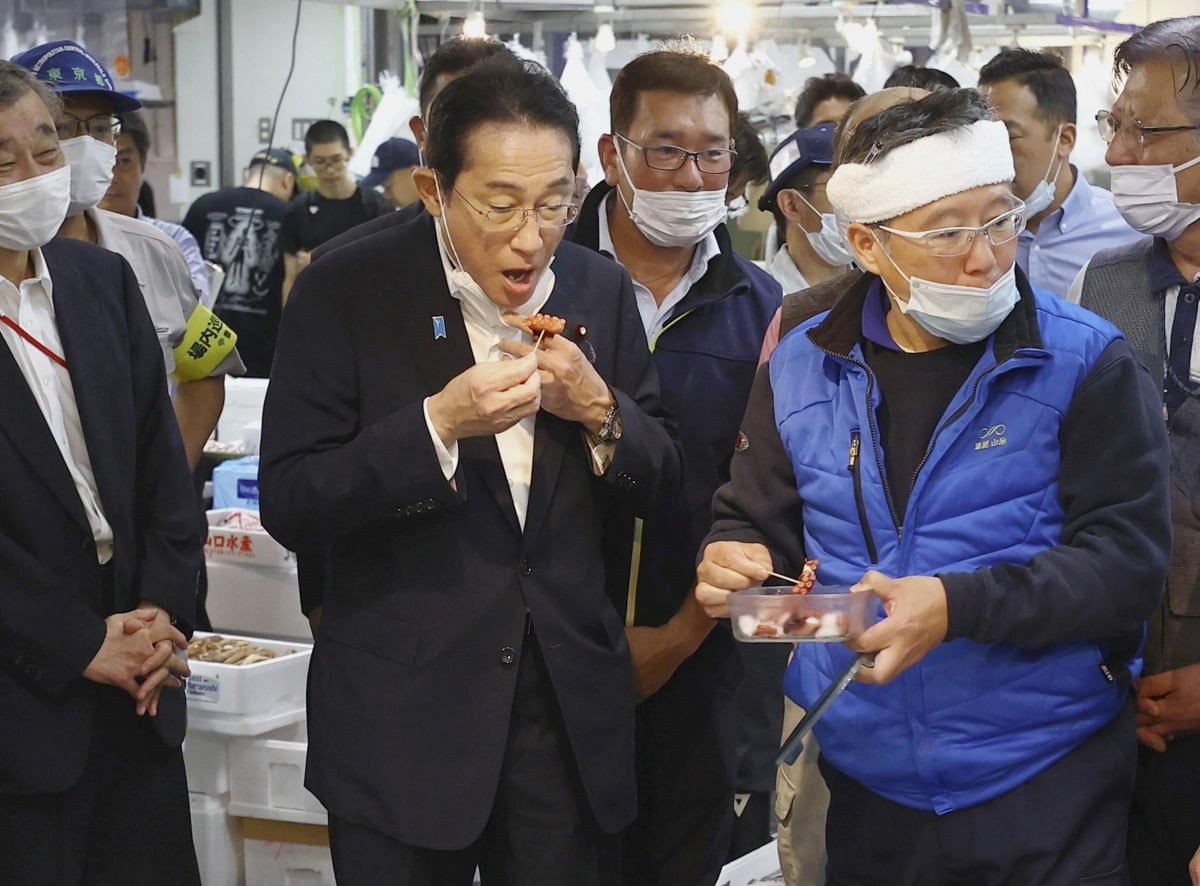 기시다 후미오 일본 총리가 연이틀 '수산물 먹방'을 이어가며 일본 후쿠시마 제1원자력발전소 오염수(일본 정부 명칭 '처리수') 방류에 따른 우려 불식에 나섰다. /사진=로이터