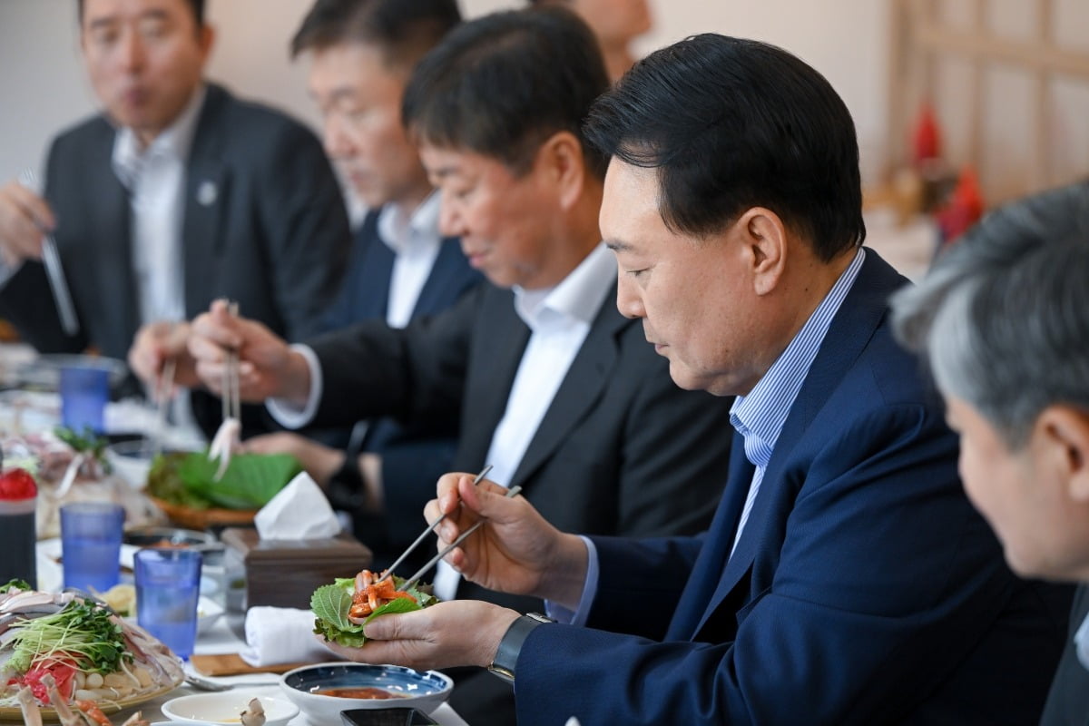 윤석열 대통령이 31일 서울 동작구 노량진수산시장에서 구매한 우리 수산물로 점심식사를 하고 있다. [대통령실 제공] 사진=연합뉴스