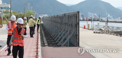  한반도 관통 예보에 초긴장…차수벽 세우고 선박들 대피