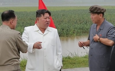 북 김정은, 태풍 피해지역 방문해 간부 질타…"둔감하고 무책임"