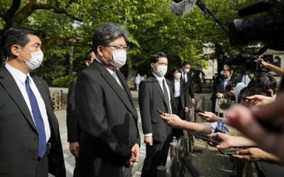 일본 국회의원들, A급 전범 합사 야스쿠니신사 집단 참배