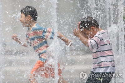 [날씨] 흐리고 무더운 주말…곳곳 소나기