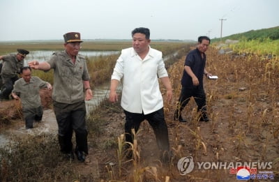 김정은, 위성발사 전날 트랙터공장 찾아…"식량문제 해결"