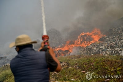 인도네시아 반둥 쓰레기 매립지서 대형 화재…1주일째 이어져