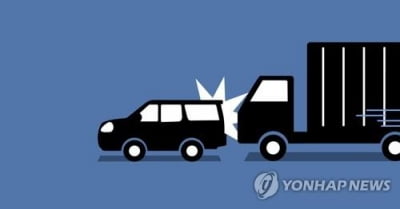 고속도로서 트레일러 중앙분리대 충돌…파편 반대 승용차 덮쳐