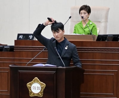 '극장 철거예산' 반발해 삭발한 김혁성 시의원 '출석정지 30일'