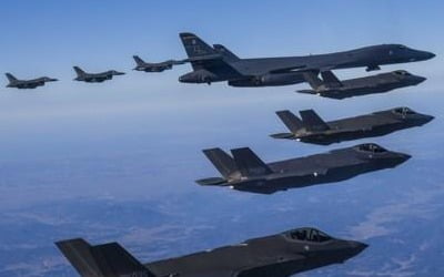 '죽음의 백조' B-1B 전략폭격기 한반도 전개…공군과 연합훈련