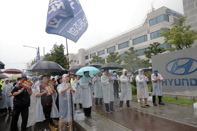 금속노조와 금속노조 카지노 꽁돈자동차비정규직3지회 관계자들이 지난달 18일 카지노 꽁돈자동차 정문앞에서 열린 '비정규직 철폐' 촉구하는 결의대회를 열고 있다./ 사진=뉴스1