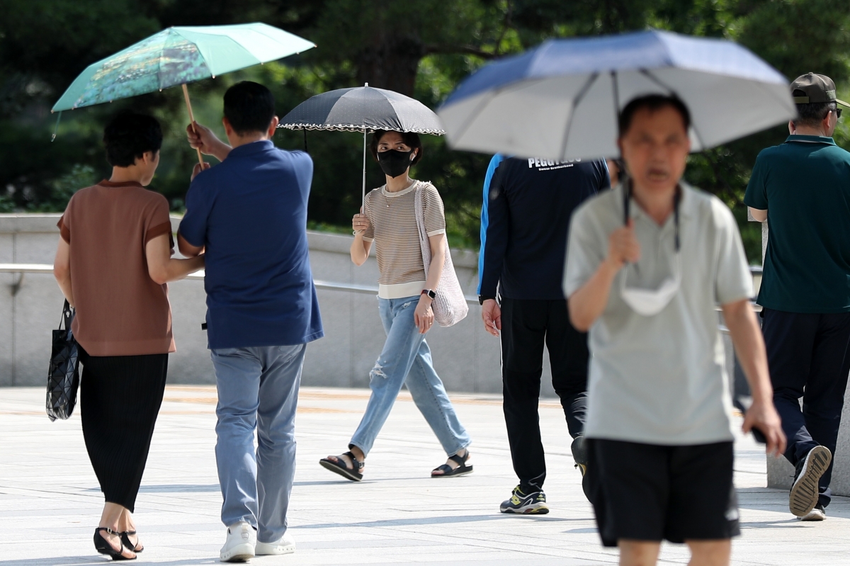 서울 용산구 국립중앙박물관을 찾은 시민들이 양산을 펼쳐 따가운 햇빛을 피하고 있다. 사진=뉴스1