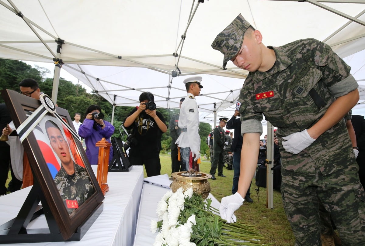 고(故) 채수근 해병대 1사단 포병대대 상병의 안장식이 지난달 22일 대전 유성구 국립대전현충원 장병 4묘역에서 거행된 가운데 해병대 장병들이 헌화하고 있다. 사진=뉴스1