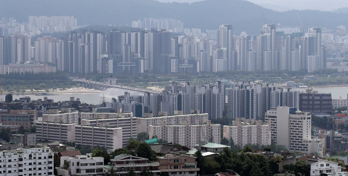 서울 중구 남산에서 도심 아파트 단지가 보이고 있다.  /사진=뉴스1