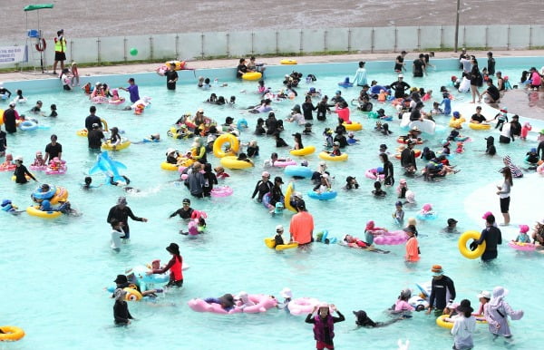 전국에 폭염특보가 이어지는 가운데 시민들이 물놀이를 하며 더위를 식히고 있다. /사진=뉴스1