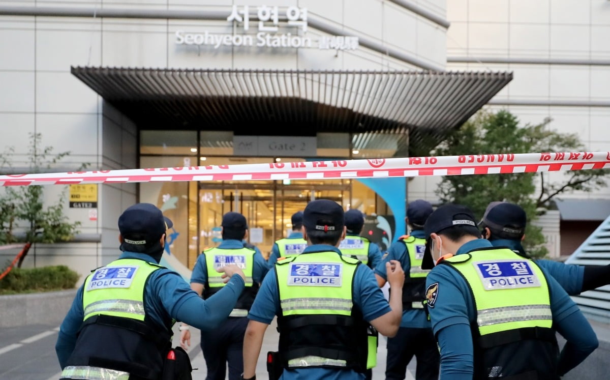  서현역 일대에서 묻지마 흉기 난동 사건이 발생한 3일 오후 경기 성남시 분당구 AK백화점에 경찰과 소방 관계자들이 들어가고 있다. /사진=뉴스1