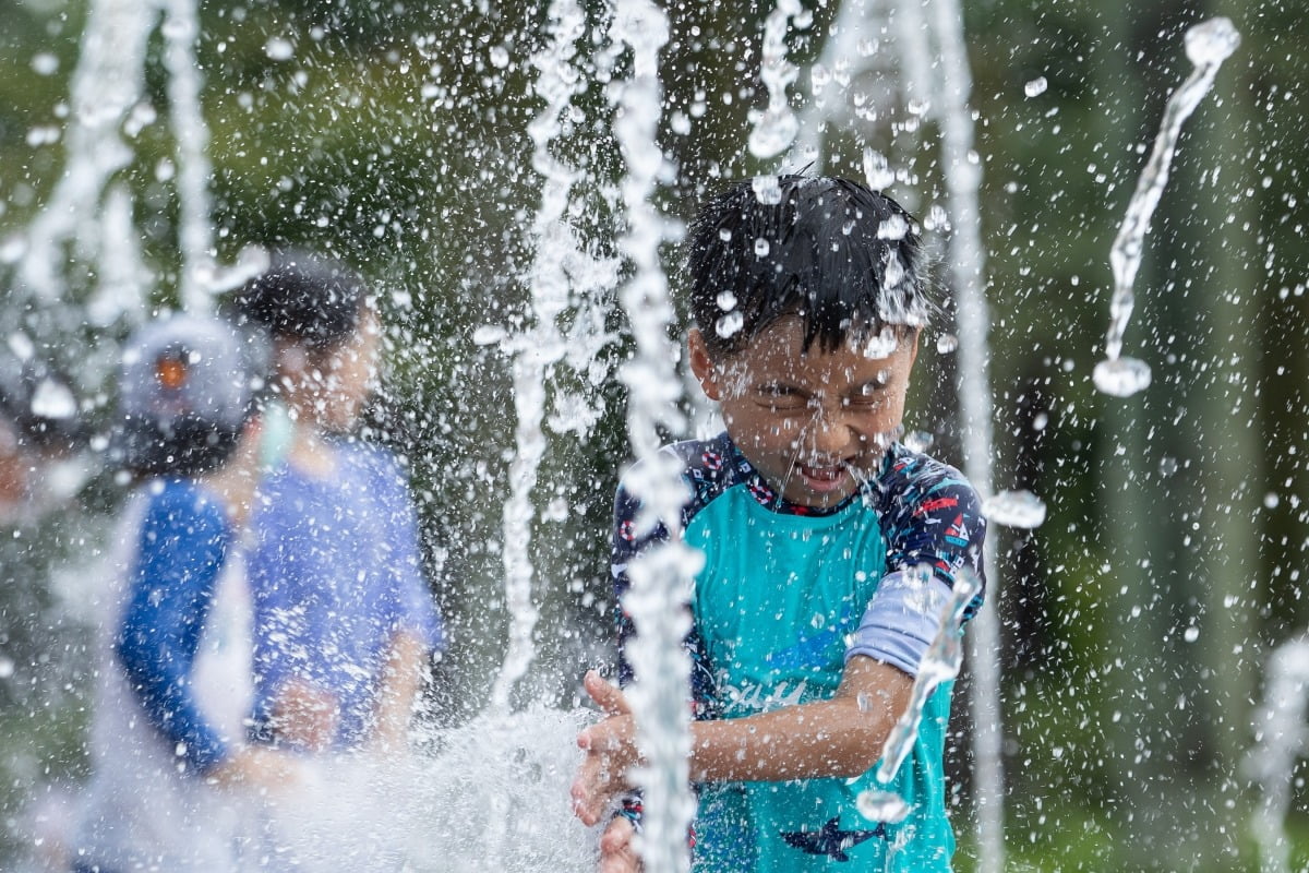 서울 마포구 월드컵공원 난지비치에서 열린 올 여름 첫 물놀이행사를 찾은 어린이들이 물놀이를 즐기며 더위를 식히고 있다. 사진=뉴스1