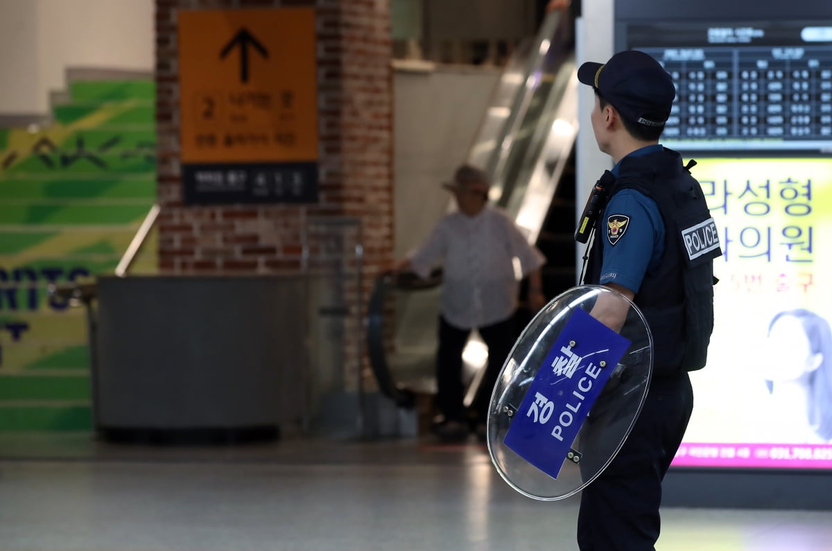 일 오전 경기도 성남시 서현동 AK플라자와 연결된 서현역에서 경찰이 경계 근무를 서고 있다. /사진=뉴스1