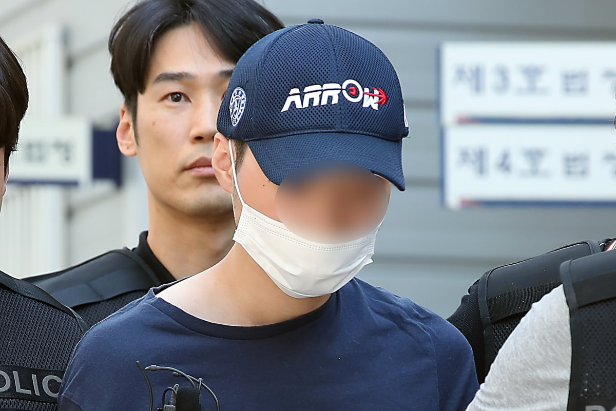 '서현역 묻지마 카지노 슬롯머신 게임' 사건의 피의자 최모 씨가 지난 5일 오전 경기도 성남시 수정구 단대동 수원지법 성남지원에서 구속 전 피의자심문(영장실질심사)을 받기 위해 법정으로 향하고 있다. 사진=뉴스1