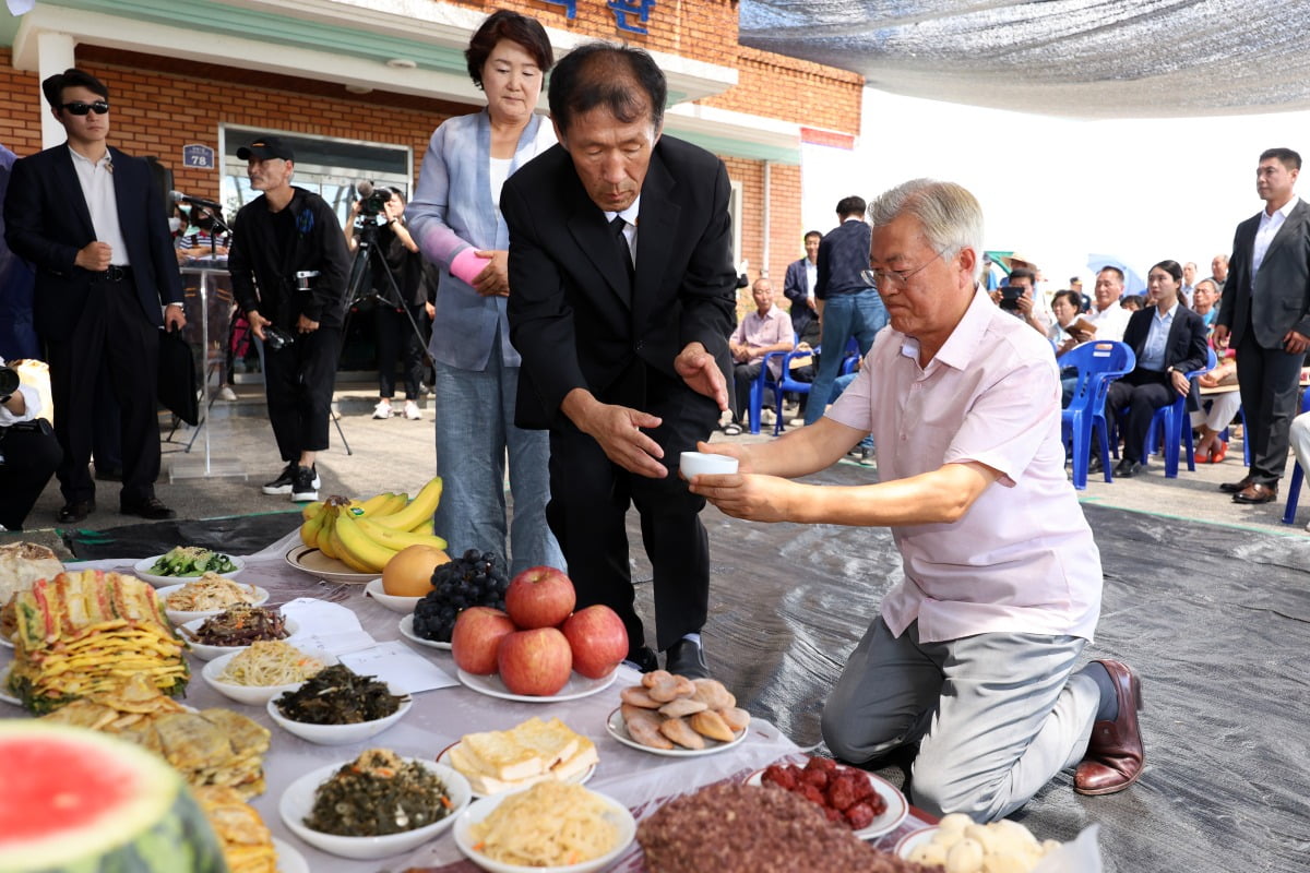 문재인 전 대통령과 부인 김정숙 여사가 8일 오전 전남 구례군 구례읍 양정마을에서 열린 '섬진강 수해 극복 3주년 생명 위령제'에 참석해 수해에 희생된 생명을 기리고 있다. / 사진=뉴스1