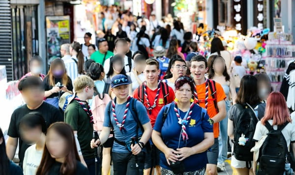  2023 새만금 세계스카우트잼버리에서 조기 퇴영한 영국 스카우트 대원들이 지난 8일 서울 명동에서 관광을 하고있다. /사진=뉴스1