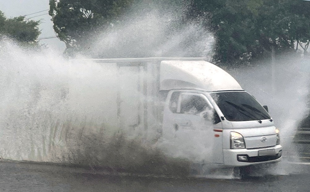 10일 오전 제6호 태풍 '카눈'의 영향으로 울산 북구 산업로가 침수돼 한 차량이 물보라를 일으키며 달리고 있다. 사진=뉴스1