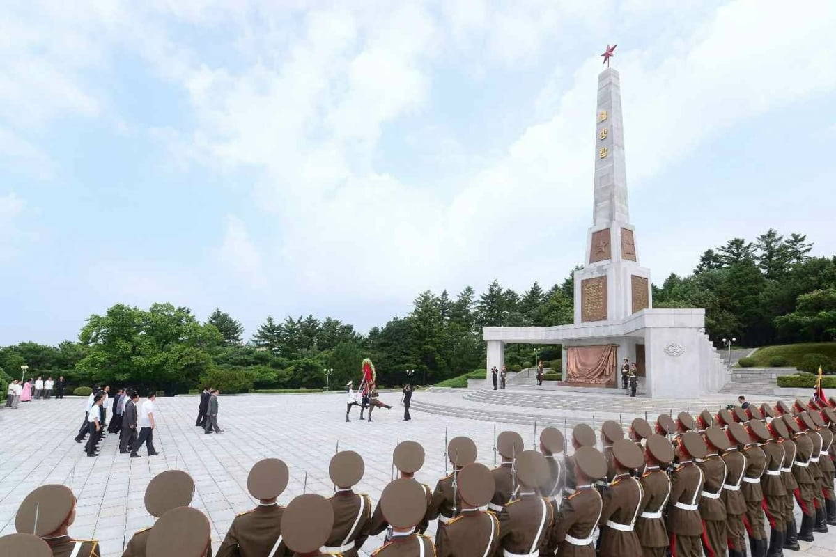 북한 노동당 기관지 노동신문은 16일 김정은 노동당 총비서가 '조선해방'(광복절) 78주년을 맞아 옛 소련군 전사자 추모탑인 해방탑에 화환을 보냈다고 보도했다./사진=뉴스1