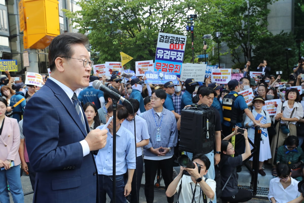 이재명 더불어민주당 대표가 백현동 특혜개발 의혹과 관련해 피의자 신분으로 조사를 받기 위해 17일 오전 서울 서초구 서울중앙지검 앞에서 조사실로 들어가기 전 입장을 표명하고 있다. /사진=뉴스1