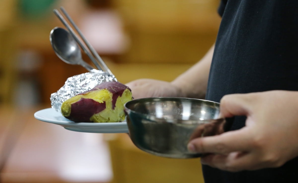 지난 21일 오전 대전 대덕구청 구내식당에서 직원들이 주먹밥과 고구마로 비상식량 급식 체험을 하고 있다. 사진=뉴스1