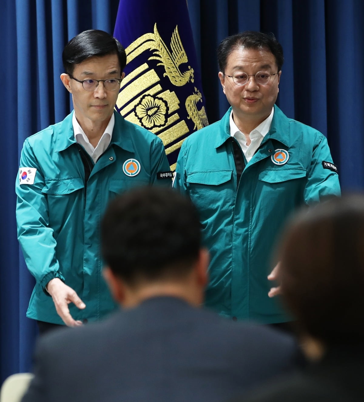 신임 산업통상자원부 장관 후보자로 지명된 방문규 카지노리거(왼쪽)과 신임 카지노리거에 내정된 방기선 기획재정부 1차관이 22일 용산 대통령실 청사에서 열린 인선안 발표 기자회견에서 소감을 발표한 후 단상을 내려오고 있다. 사진=뉴스1