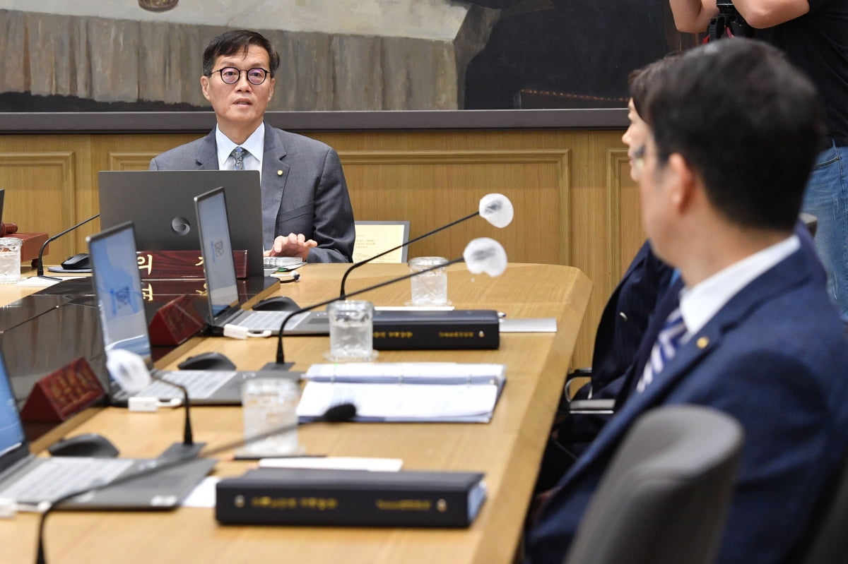 이창용 한국은행 총재가 24일 서울 중구 한국은행에서 열린 금융통화위원회를 주재하고 있다./사진=뉴스1