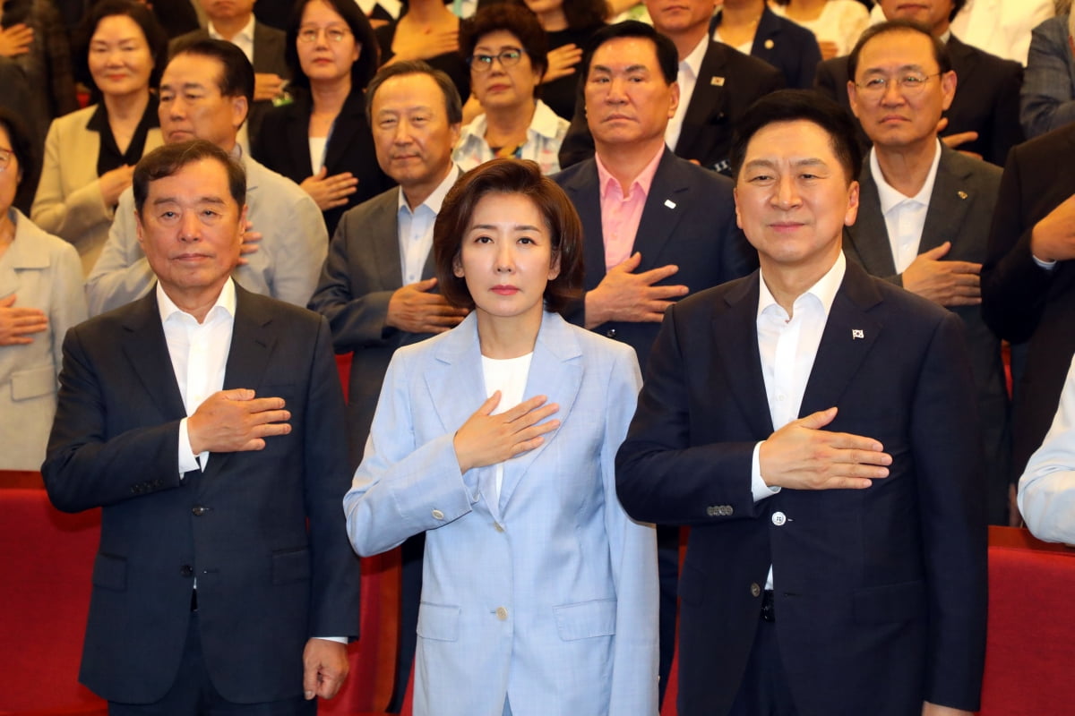 김기현 국민의힘 대표(오른쪽 부터)와 나경원 전 의원, 김병준 전 자유한국당 비상대책위원장이 24일 오후 서울 여의도 국회도서관에서 열린 '인구와 기후, 그리고 내일(PACT)' 포럼 창립식에서 국민의례를 하고 있다./ 사진=뉴스1