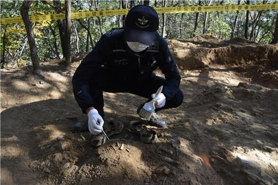 국방부 유해발굴감식병이 2010년 경북 영덕군 우곡리 일대에서 고 황병준 하사의 유해를 정밀 발굴하는 모습. 사진=뉴스1