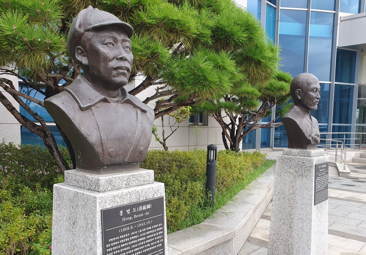 지난 28일 서울 용산구 국방부 청사 앞에 설치된 고(故) 홍범도 장군 카지노 룰렛 확률 모습. 사진=뉴스1