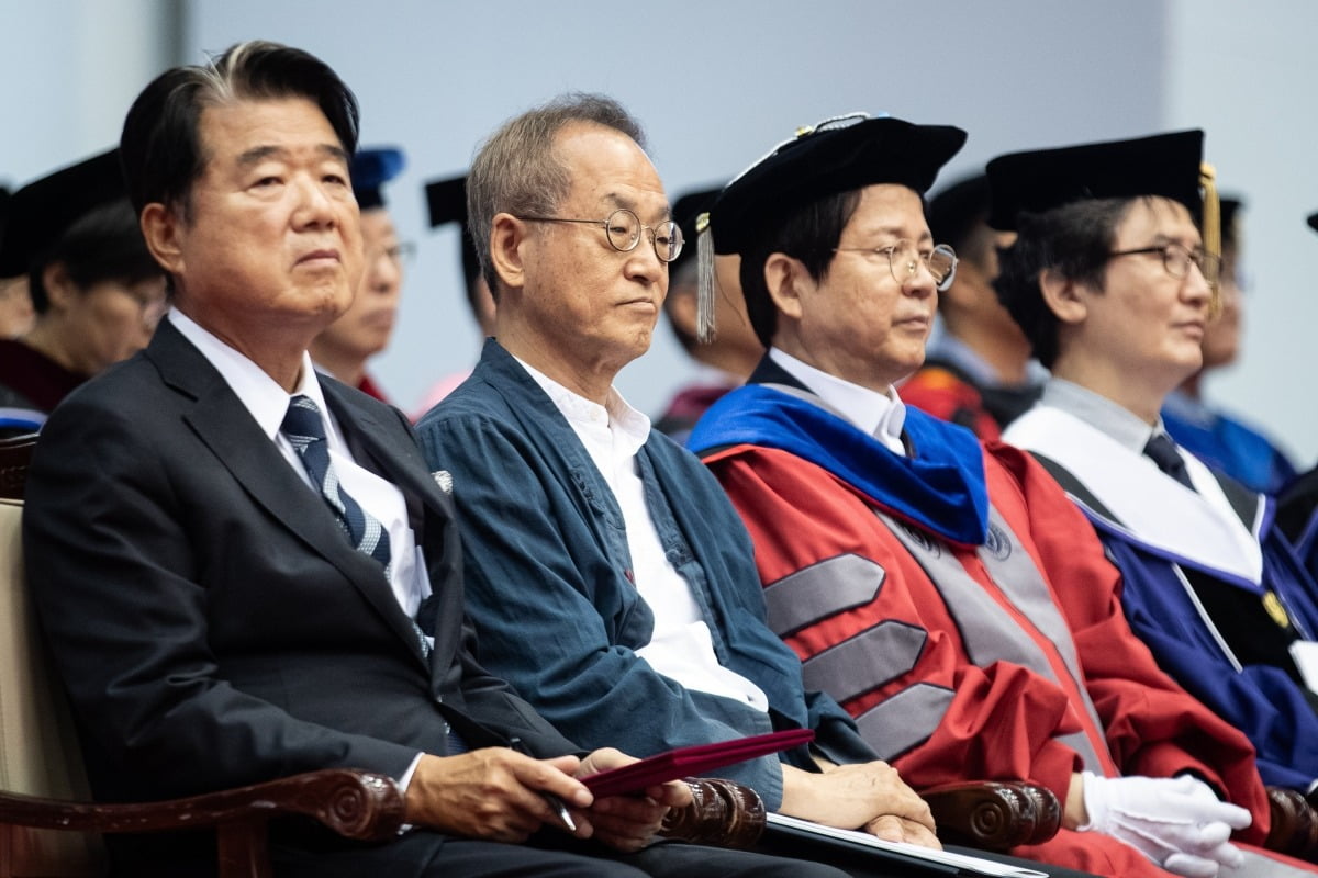 최재천 이화여자대학교 석좌교수(왼쪽 두 번째)가 29일 서울 관악구 서울대학교에서 열린 제77회 후기 학위수여식에 참석해 후배들을 바라보고 있다. 사진=뉴스1