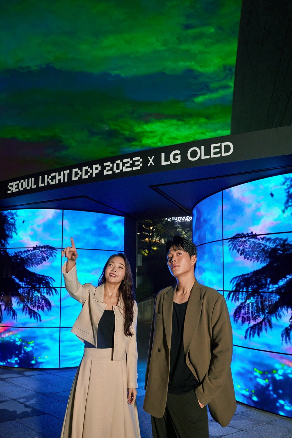 LG전자는 오는 10일까지 서울 동대문디자인플라자(이하 DDP)에서 열리는 빛 축제 ‘서울라이트(Seoul Light) DDP 2023’에서 자발광(自發光) 올레드 디스플레이로 황홀한 오로라를 선보인다고 밝혔다. 사진=LG전자 제공