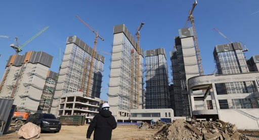 올 하반기 건설업종 하루 평균 임금은 1년 전 대비 6.71% 상승했다. 서울의 한 아파트 공사 현장. /한경DB