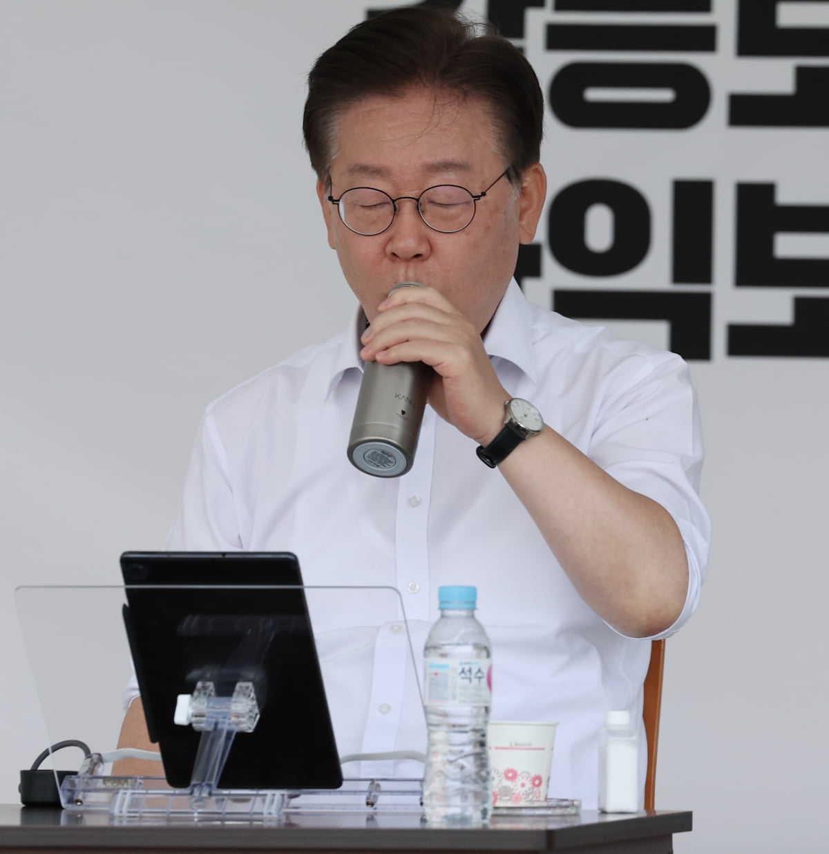이재명 더불어민주당 대표가 8월 31일 오후 서울 여의도 국회 본청 앞에서 단식 도중 음료를 마시고 있다. /사진=뉴스1