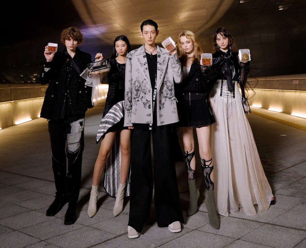 이마트24와 곽현주컬렉션이 기획한 패션쇼에서 모델들이 이마트24의 '슈퍼키친' 즉석 반찬 상품을 들고 포즈를 취하고 있다.  /이마트24 제공