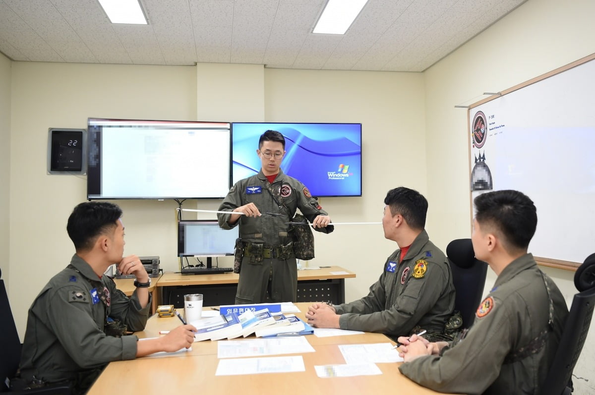 공군 제11전투비행단 조종사들이 21일 방어제공훈련을 위한 임무 브리핑을 하고 있다./공군 제공