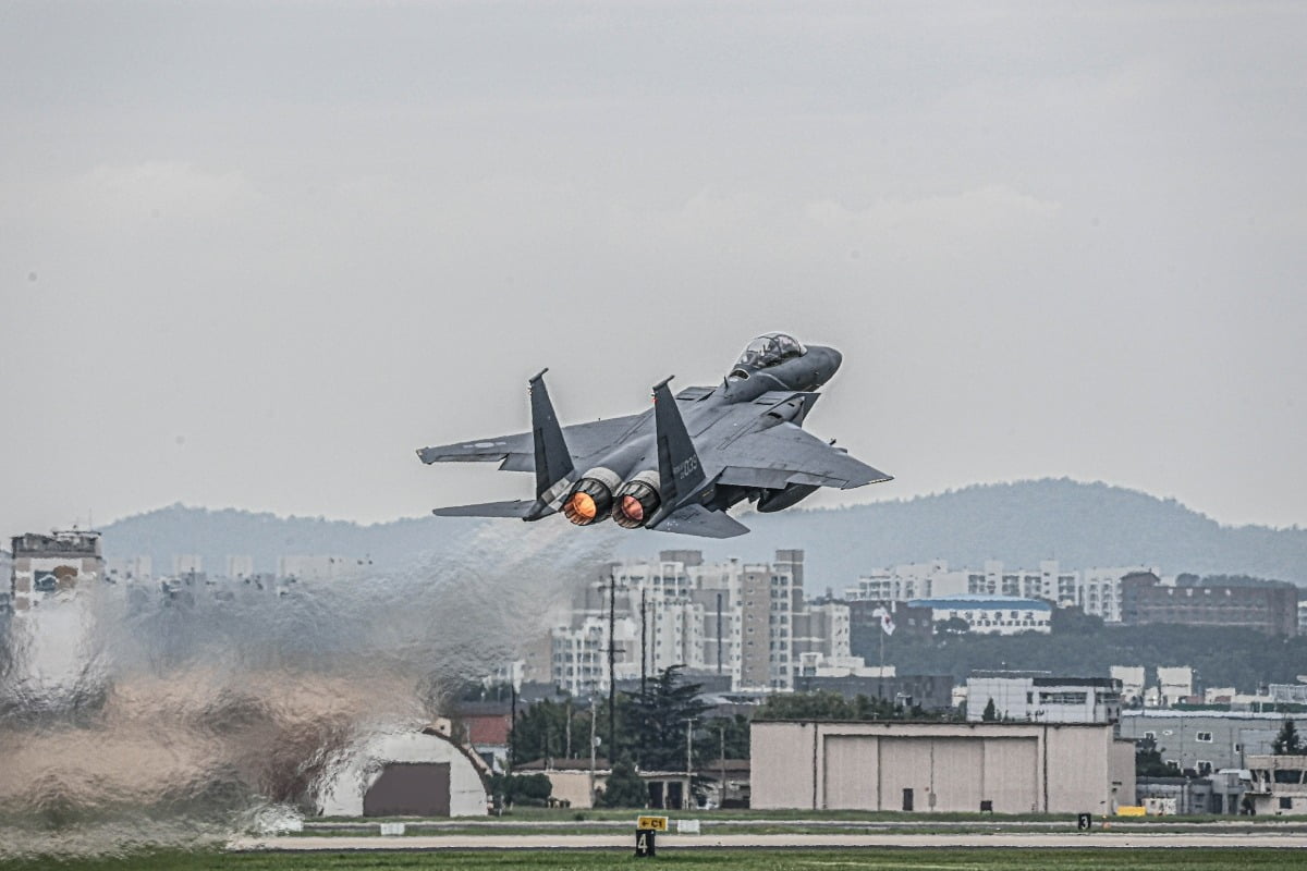 공군 제11전투비행단 F-15K 전투기가 31일 연합 공대공·공대지 실사격 훈련을 위해 활주로를 이륙하고 있다./공군 제공