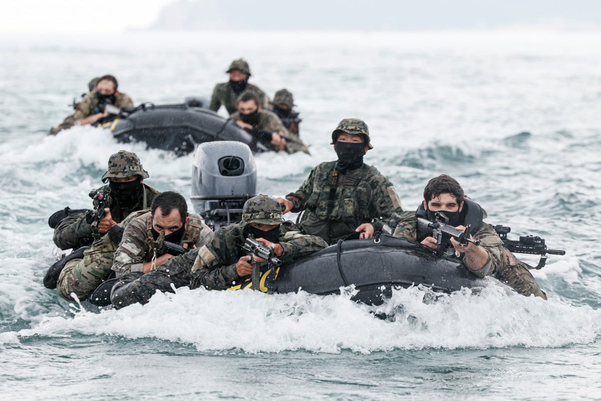 28일 강원도 양양군 해상침투전술훈련장에서 진행된 연합 해상침투훈련에서 육군특수전사령부 및 주한미특수작전사령부 특전요원들이 고무보트를 활용해 은밀하게 침투하고 있다./육군 제공