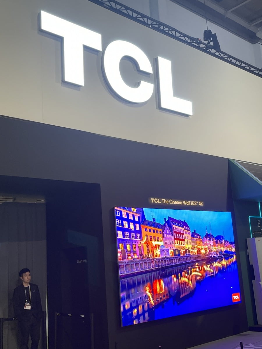 TCL은 IFA 2023에서 163인치의 초대형 마이크로LED TV 부스 한복판에 전시했다.  /베를린=김익환 기자 