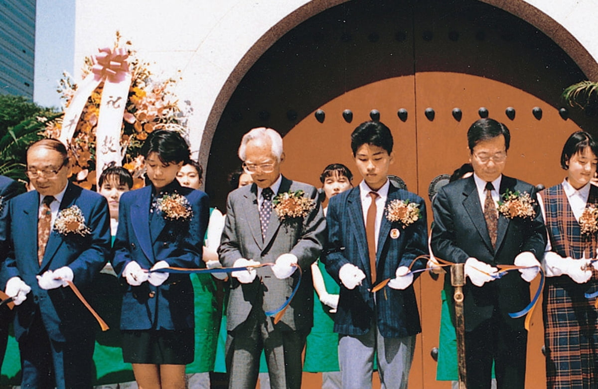 1992년 대산(왼쪽 세번째)이 교보문고 재개장 기념식에서 테이프를 커팅하고 있다. 대산은 교보문고 설립을 통해 국민의 교육과 지식 수준을 높이는데 기여했다. 교보생명 제공