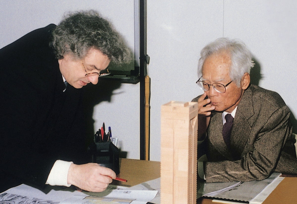 1994년 대산(오른쪽)이 현대건축의 거장 마리오 보타와 강남 교보타워 설계를 협의하고 있다. 교보생명 제공