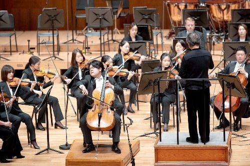 지난 1일 서울 예술의전당에서 첼리스트 한재민이 KBS교향악단과 함께 하이든 첼로 협주곡 제1번을 연주하고 있다. KBS교향악단 제공